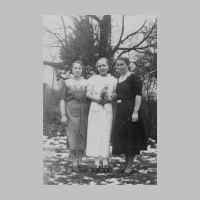 022-0563 Karpau - Frieda Sachs am Tage ihrer Konfirmation. Rechts Johanna, links Martha Rosmaity.jpg